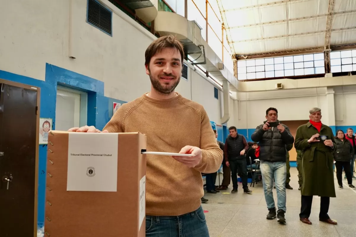 El candidato de JxC votó en Trelew. FOTO TOMADA DE TWITTER @NachoTorresCH
