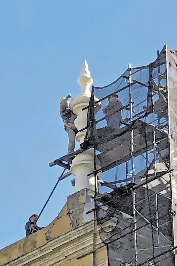YA SE ESTÁ PINTANDO. Los pináculos empiezan a lucir el blanco que los distingue. 