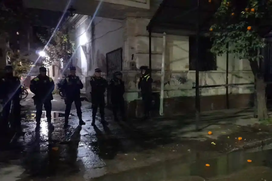 POLICÍAS en el exterior de la Comisaría.