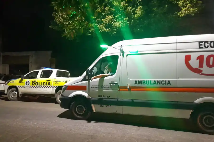 UNA AMBULANCIA llegó a la Comisaría. 