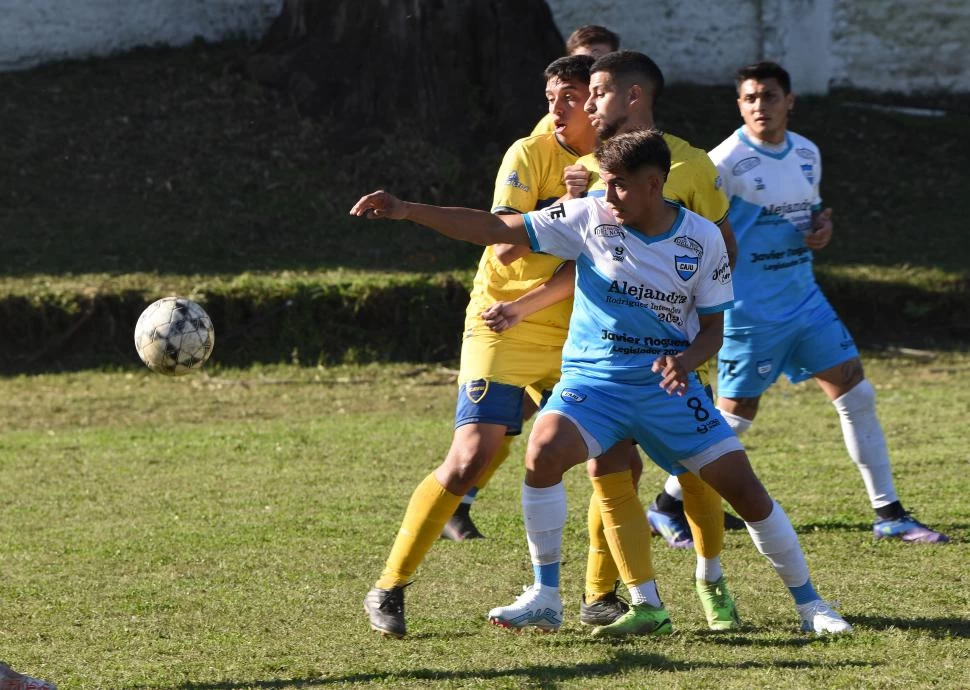 LA FIGURA DE LA TARDE. Braian Fernández (Juventud Unida) trata de desequilbrar entre dos jugadores de Villa Mitre.  