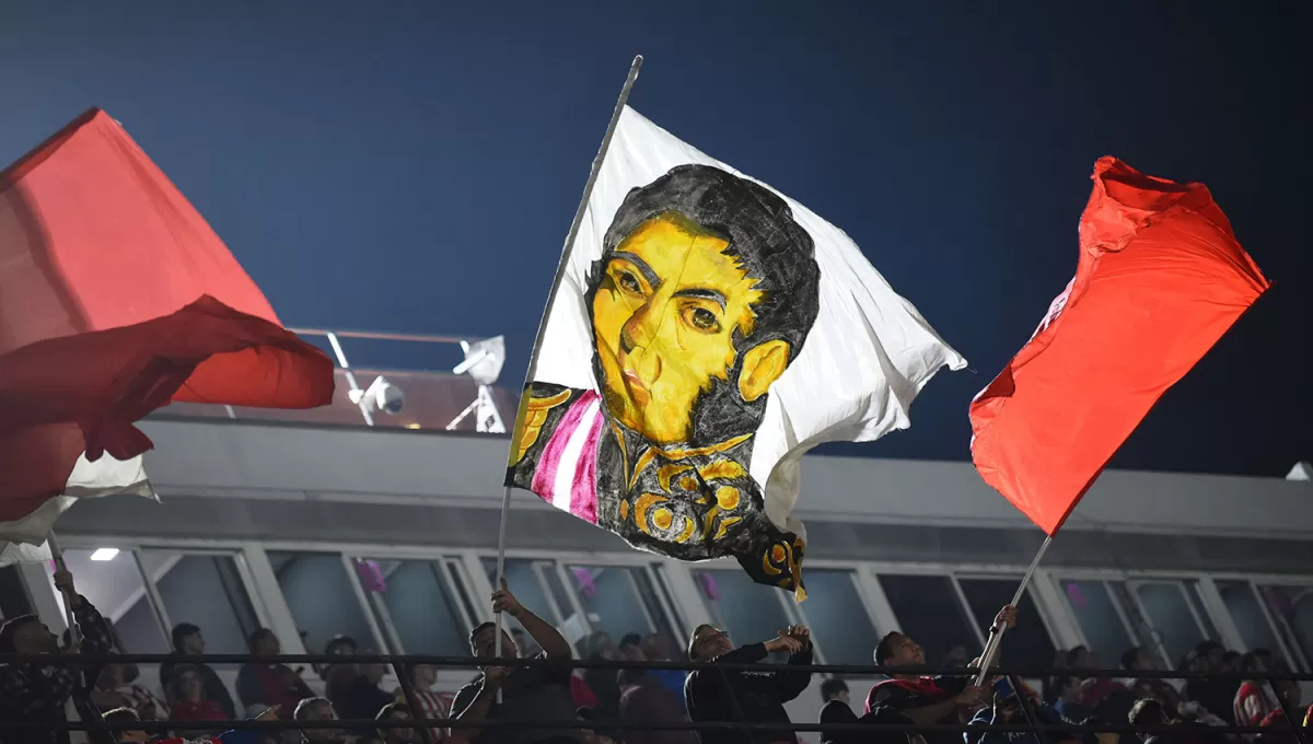 DESDE LA PLATEA. La bandera con el General San Martín apareció en la parte más alta del estadio La Ciudadela.
