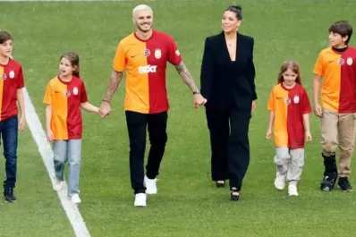 Mauro Icardi y Wanda Nara fueron ovacionados en Turquía