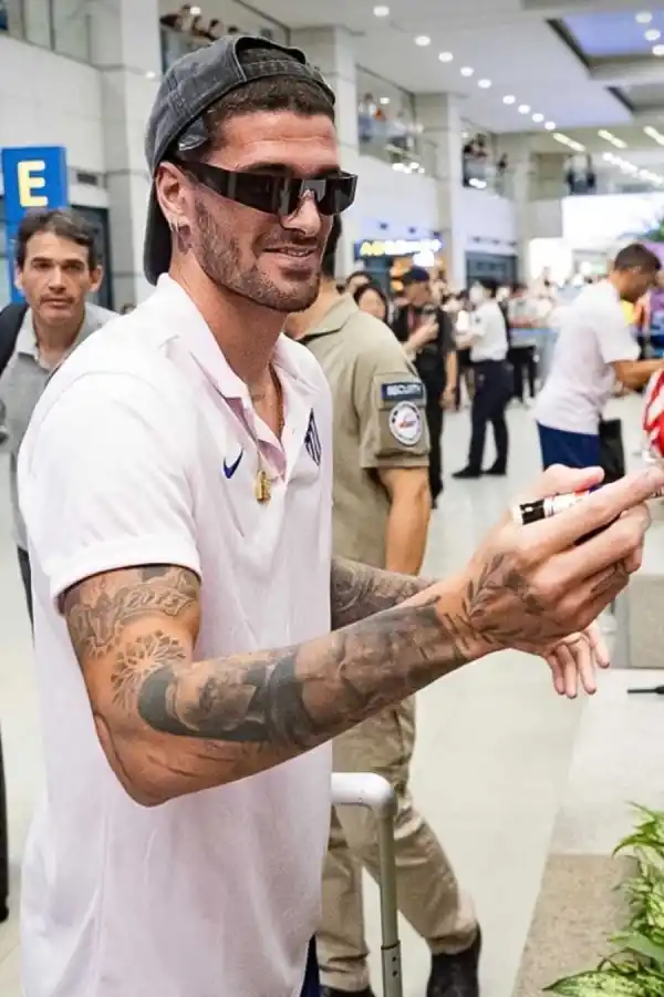 Rodrigo De Paul mostró su nuevo tatuaje en honor a “Tini” Stoessel y sus seguidoras enloquecieron