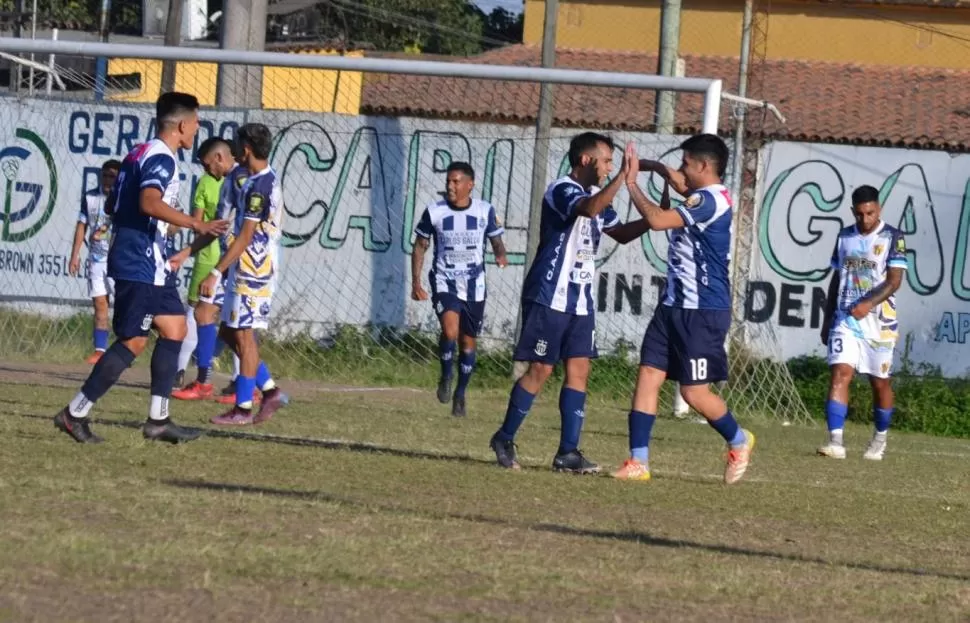 FESTEJO. Carreras anotó el gol de Brown y recibe el saludo de Gabriel Núñez.  FOTO GENTILEZA lOURDES SORIA -pRENSA ALMIRANTE bROWN 