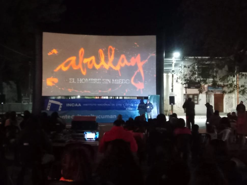 AMAICHA DEL VALLE. El director regresó para ver el filme con la comunidad local, en una pantalla gigante que se puso en un predio de la comuna. ENTE CULTURAL TUCUMÁN