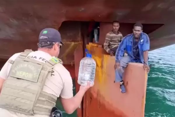 Viajaron dos semanas en el timón de un barco en busca del sueño europeo: ¡los rescataron en Brasil!