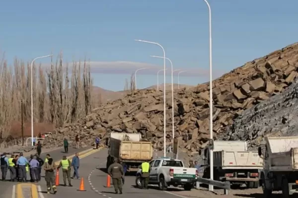 Neuquén: se desmoronó un cerro y hay cuatro personas heridas