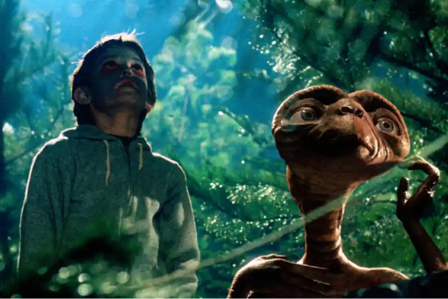 E.T El extraterrestre fue estrenada en 1982 y se ubica como una de las mejores del cine.