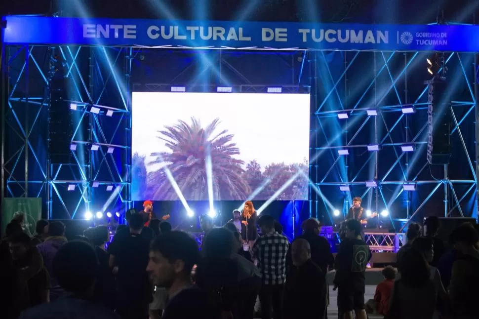 LUCIANA TAGLIAPIETRA. Con el tema “Tu firma indeleble”, la cantante se ganó los aplausos en el centro del escenario en el Centro Juan B. Terán.  