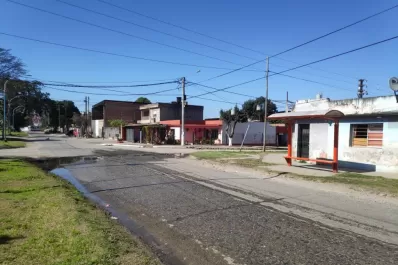 Balean a un joven y apuñalan a otro para robarles