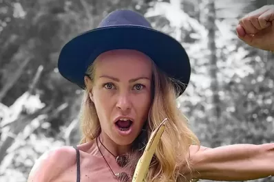 Murió una influencer vegana tras seguir una extrema dieta: solo comía frutas y no tomaba agua hace años