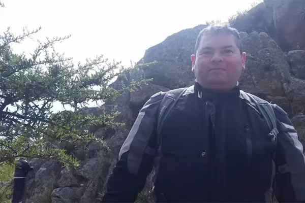 Quién era el hombre que se descompensó en un vuelo a Bariloche y murió