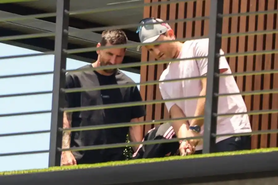 La casa que visitó Messi tiene una cancha de golf en el balcón.