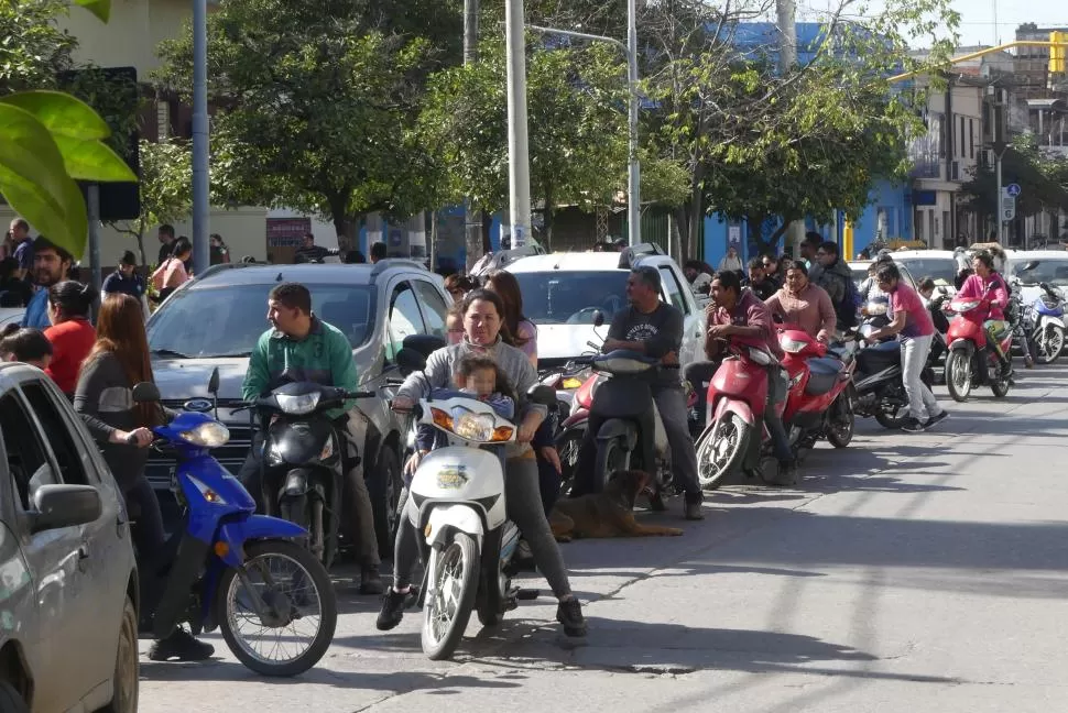 DESCONTROL. Los motociclistas reinan en las calles sureñas sin normas, dicen comerciantes.  