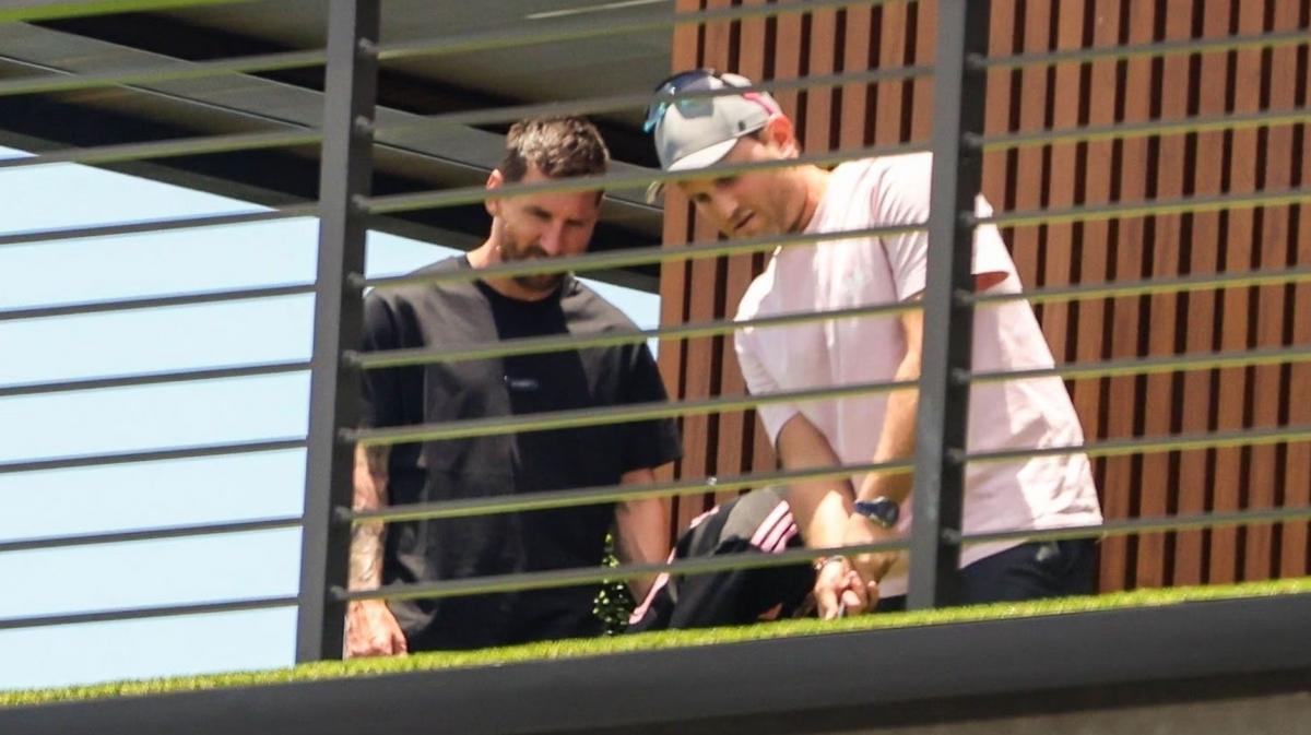 La casa que visitó Messi tiene una cancha de golf en el balcón.