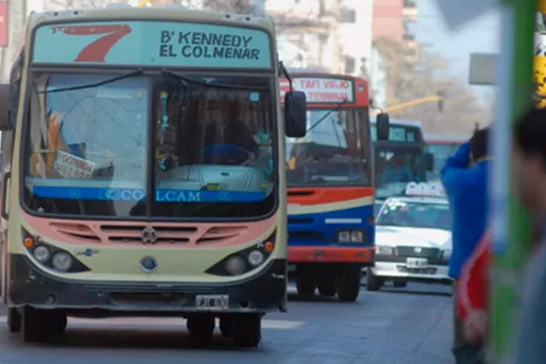 El Gobierno provincial gira $750 millones y busca que UTA levante el paro de ómnibus