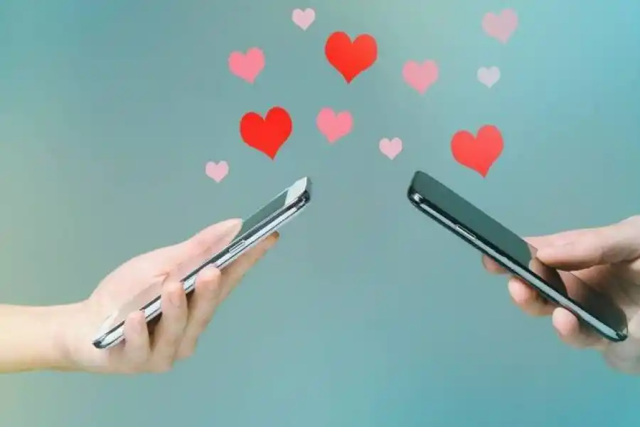 El romance virtual evolucionó a la búsqueda de “vínculos”: cómo cambiaron las apps de citas