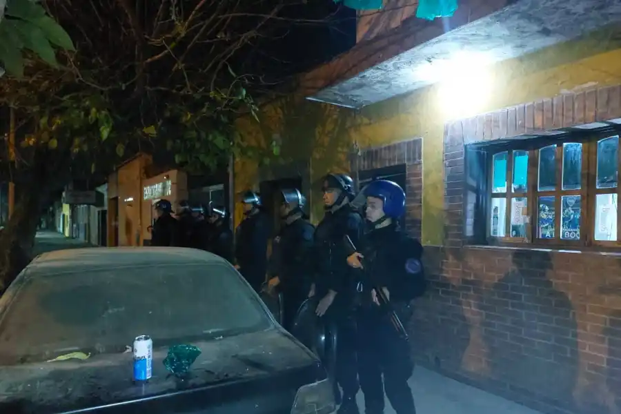 Federales, en la puerta de la vivienda de calle Benjamín Villafañe.