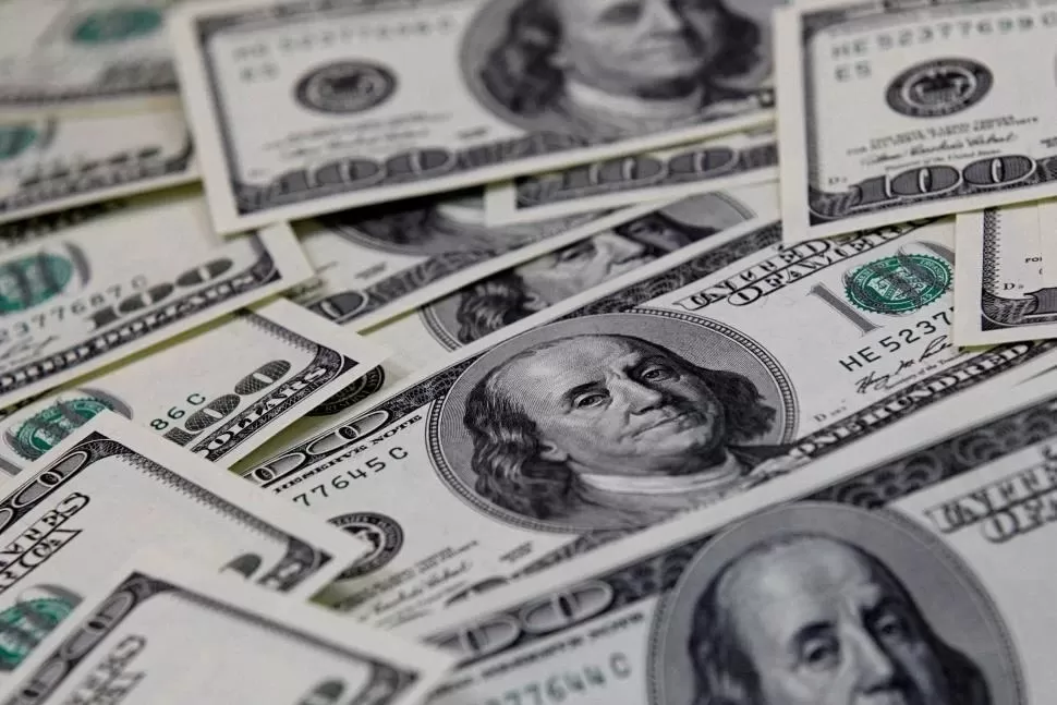 El dólar blue, imparable: subió cuatro unidades y alcanzó un nuevo récord
