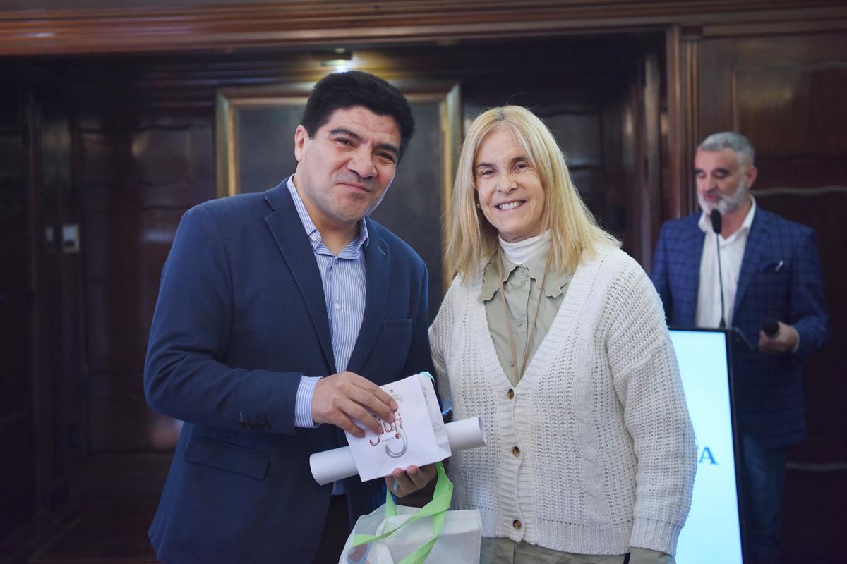 25 AÑOS. Miguel Velárdez recibe su distinción de manos de Ana Cristina García Hamilton.