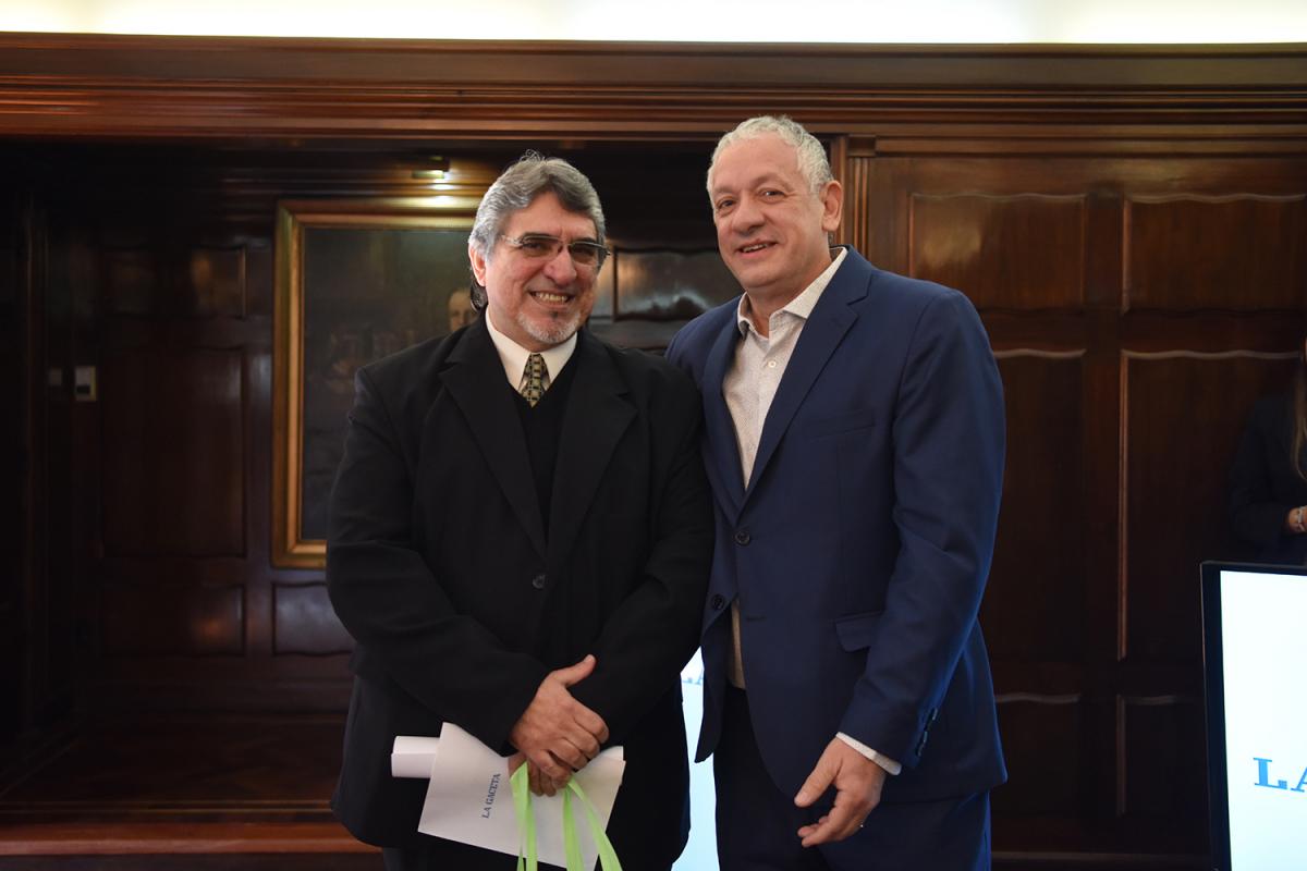 40 AÑOS. Juan Manuel Asís posa junto al jefe de Redacción, Federico van Mameren.