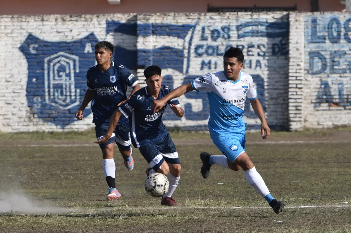  FIGURA. Fernández, de Juventud Unida, se lleva la pelota ante Sánchez.
