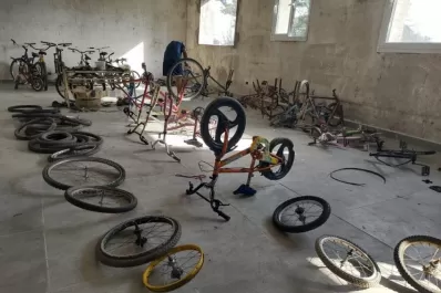 Les donan bicis, las arreglan y las disfrutan