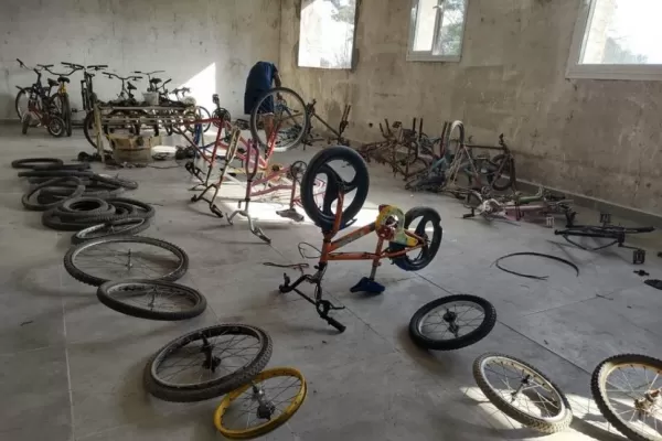 Les donan bicis, las arreglan y las disfrutan