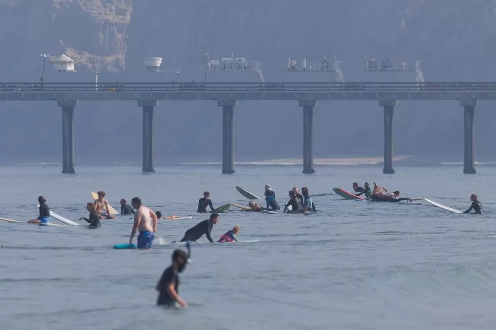 CONVIVENCIA. En California, junto al equipamiento para estudiar el clima se practican deportes acuáticos.  
