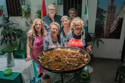 Cocina & colectividades: Cristina prepara una paella en homenaje a la inmigración española en Tucumán