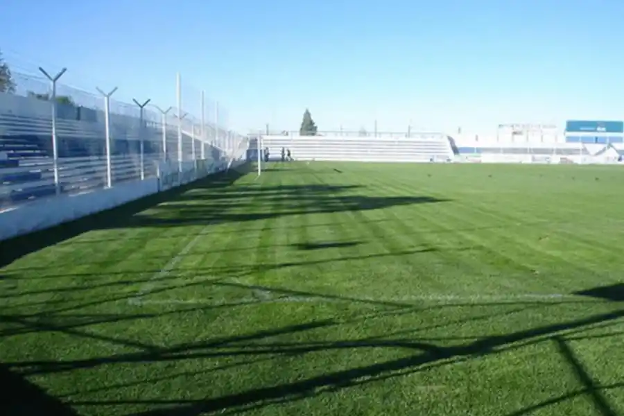 EL ESTADIO “RAÚL CONTI”. Es la casa de Guillermo Brown. Allí se presentará esta tarde San Martín. Ayer hubo acción en la cancha de Deportivo Madryn.