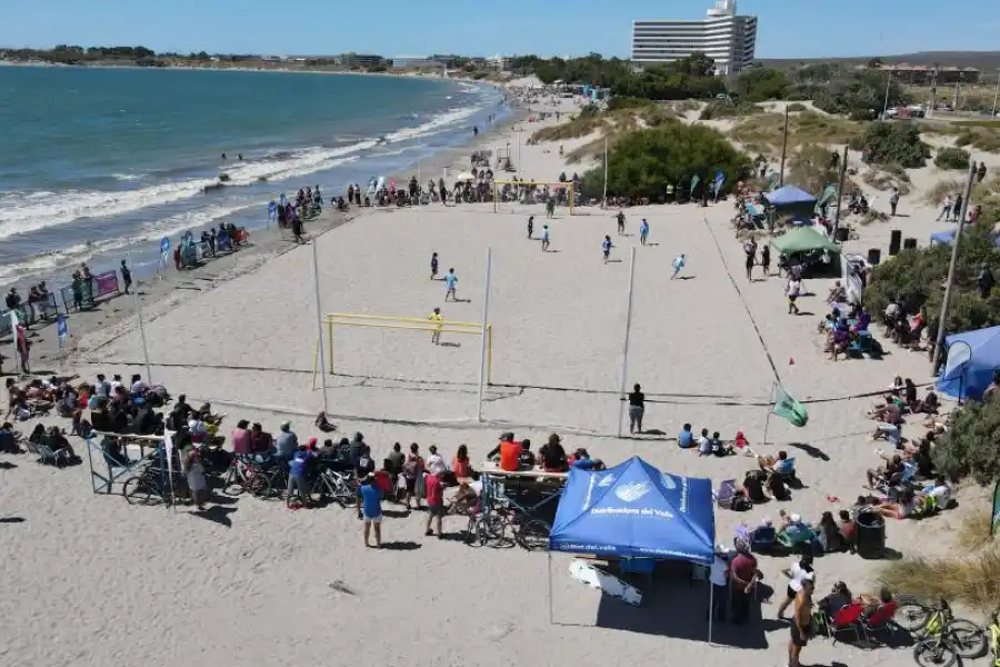 UN ACIERTO. Desarrollo AFA eligió a Puerto Madryn como sede para un torneo federal de fútbol playa. Atrajo muchísimo público, en un escenario privilegiado.  