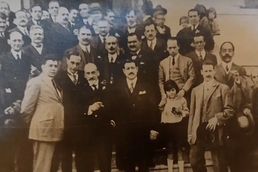 El español Jacinto Benavente, Premio Novel de Literatura en 1922, rodeado por integrantes de la colectividad española durante una visita a Tucumán