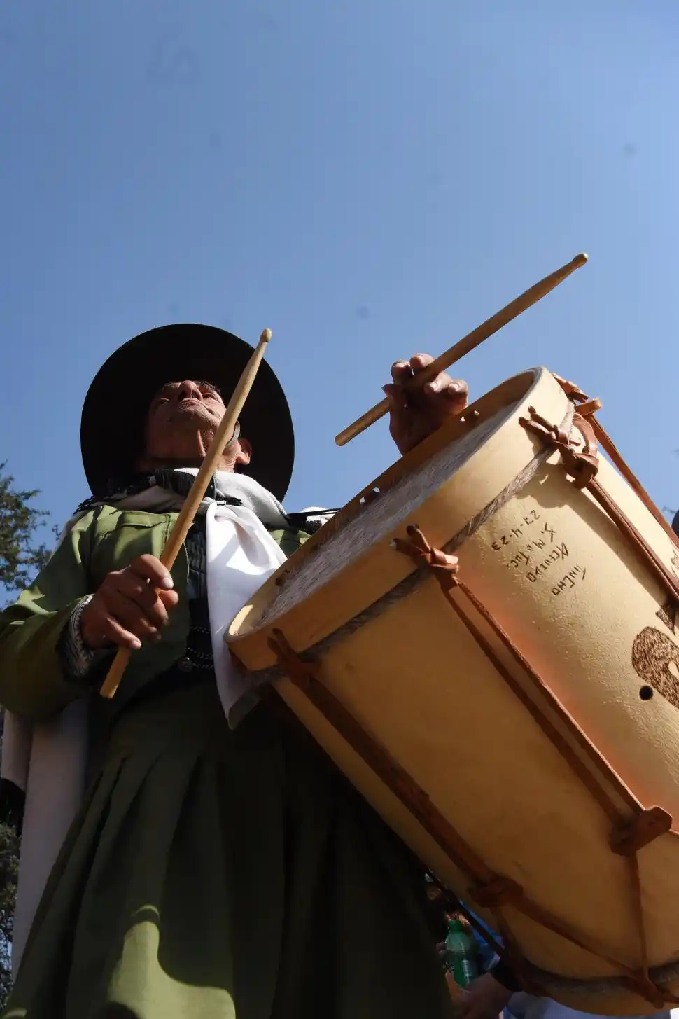LOS MAYORES. Impecable en su estampa gaucha y tocando como lo hizo toda su vida. 