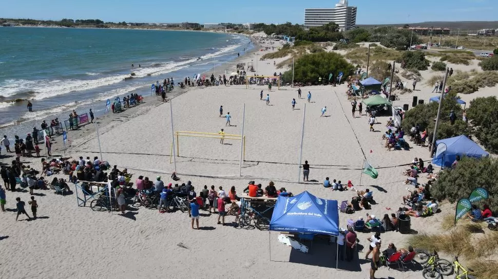 UN ACIERTO. Desarrollo AFA eligió a Puerto Madryn como sede para un torneo federal de fútbol playa. Atrajo muchísimo público, en un escenario privilegiado.  