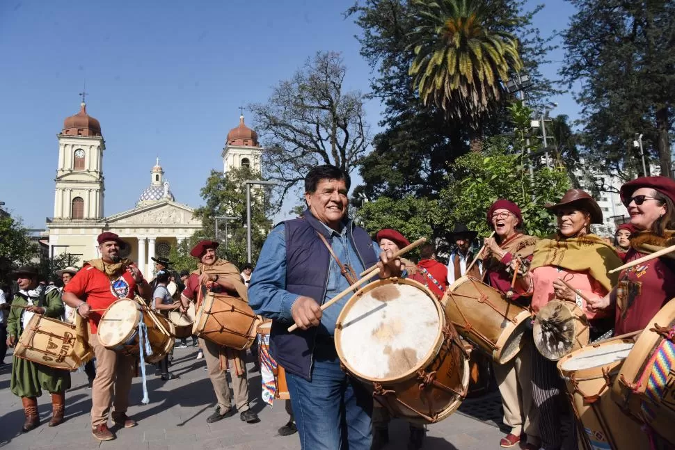 AL FRENTE. El Indio Froilán, mentor de la movida, encabeza la marcha.