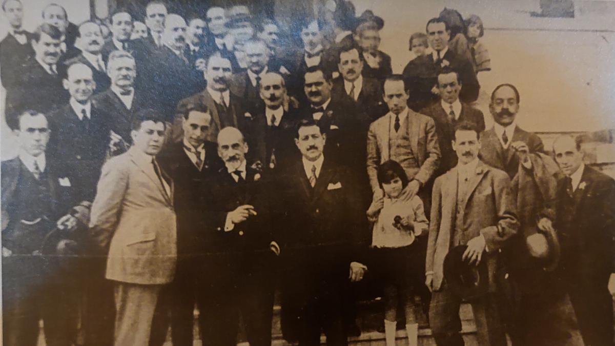 El español Jacinto Benavente, Premio Novel de Literatura en 1922, rodeado por integrantes de la colectividad española durante una visita a Tucumán