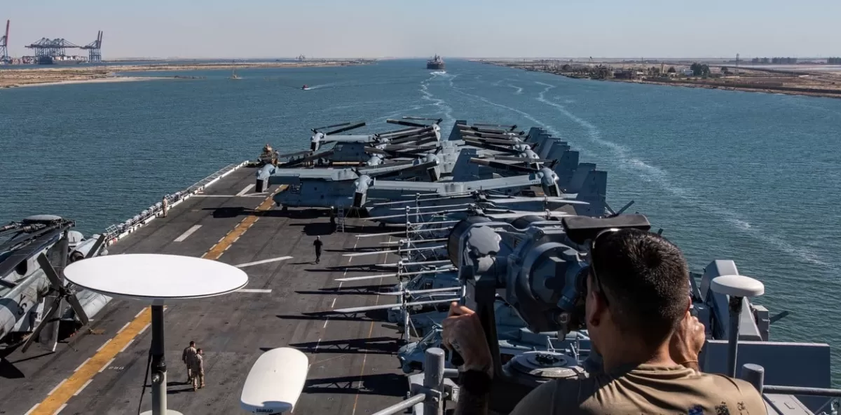 El USS Batan se dirige navega con tropas a través del Canal de Suez. Foto: Reuters