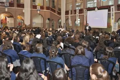 Unos 300 alumnos de distintos secundarios participaron de la charla sobre uso responsable del Sistema 911