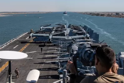 Estrecho de Ormuz: el Ejército de Estados Unidos analiza poner soldados armados en barcos comerciales