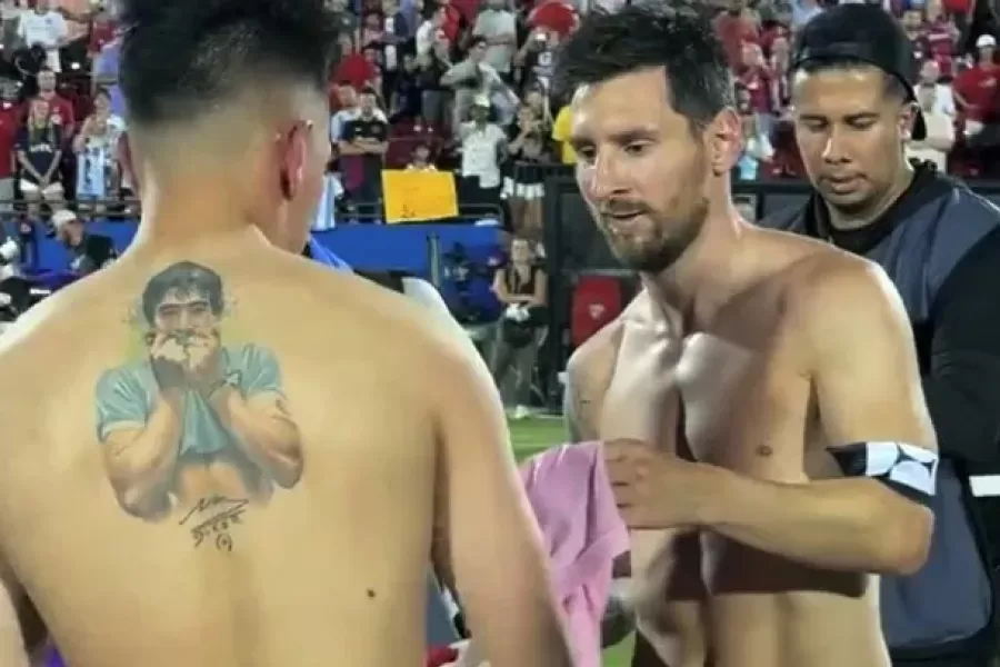 El intercambio de camisetas entre Lionel Messi y Alan Velasco.