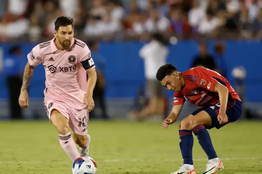 El sueño cumplido de Alan Velasco: charló con Messi, intercambiaron camisetas y lo sorprendió un llamativo tatuaje en su espalda.