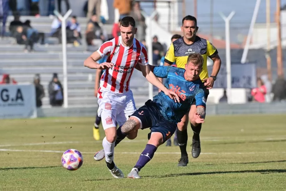  IMPRECISO. Bucca no generó juego y perdió la pelota para el córner del 2-0.