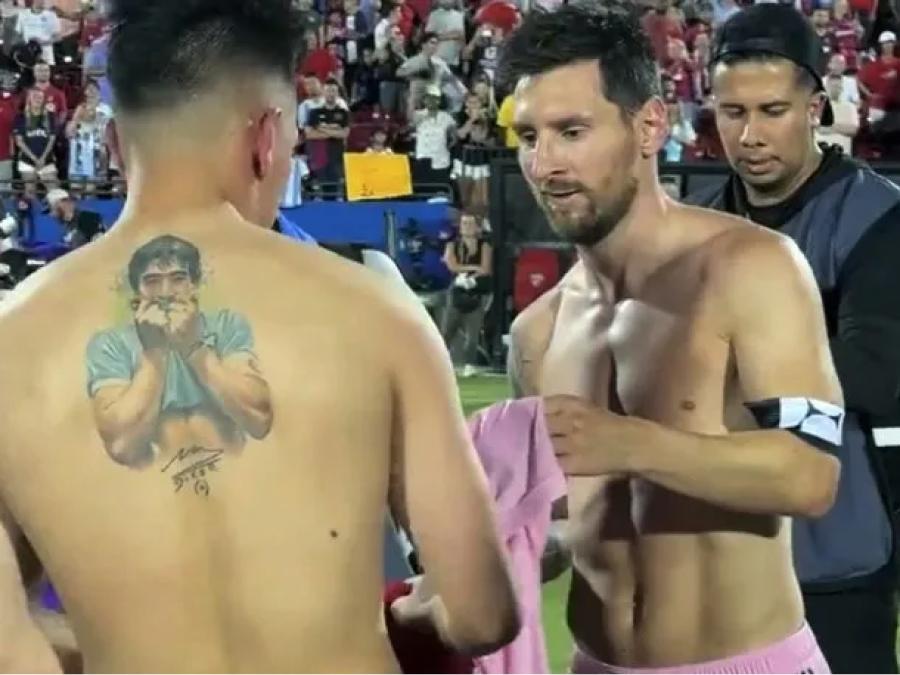 El intercambio de camisetas entre Lionel Messi y Alan Velasco.