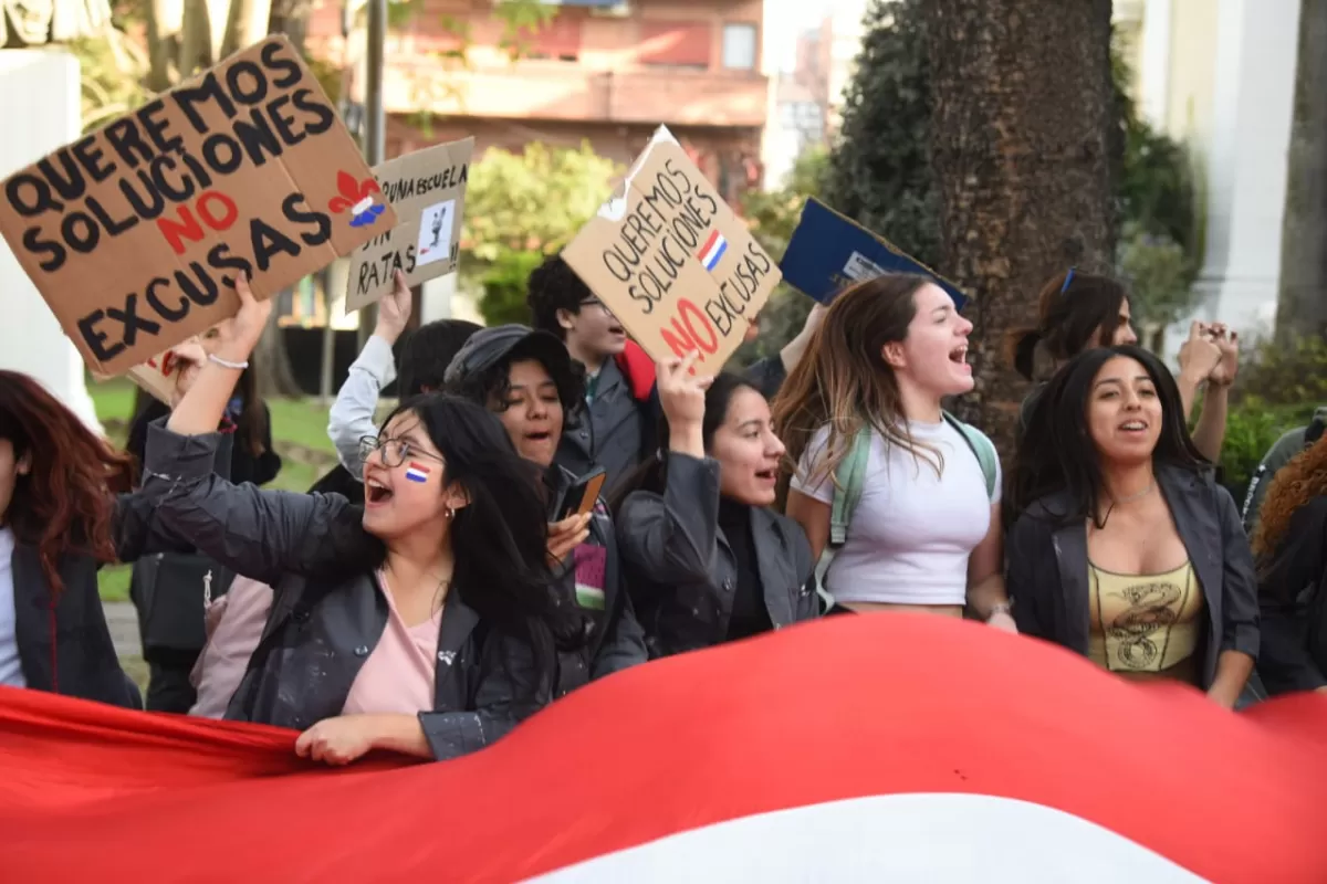 Alumnos de la Escuela Universitaria de Bellas Artes realizaron una protesta para pedir mejoras edilicias