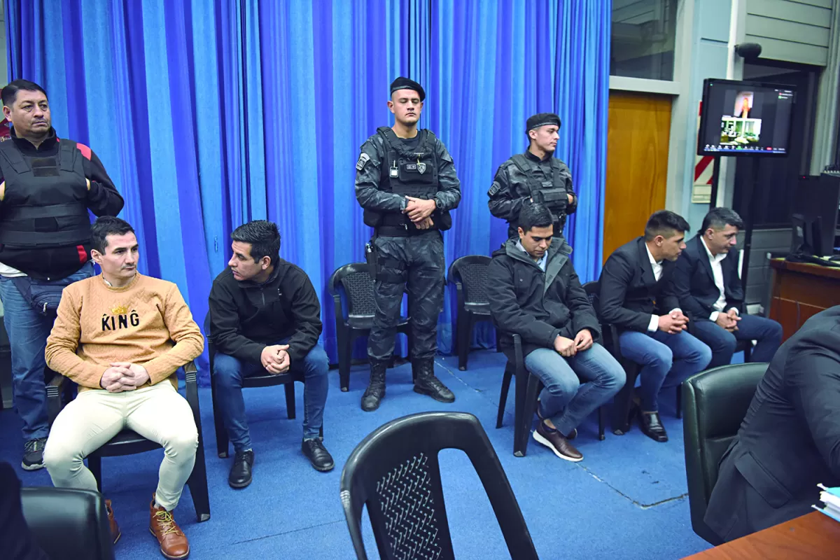 EN EL JUICIO. Los cinco imputados (cuatro de ellos ex agentes) por el secuestro del taxista.