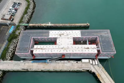 Reino Unido ya aloja a solicitantes de asilo en una barcaza en el Canal de la Mancha