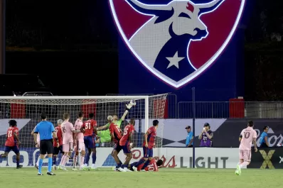 La reacción inesperada del jugador detrás de la barrera en el golazo de Messi