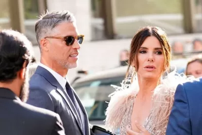 Murió el novio de Sandra Bullock: contra qué enfermedad luchaba en silencio